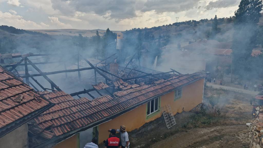Çorum'da patlayan tüp evi ve samanlığı küle çevirdi