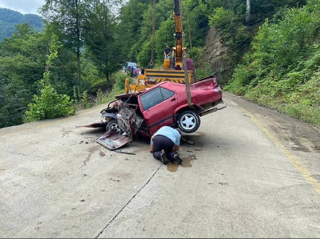 Trabzon'da otomobil dereye uçtu