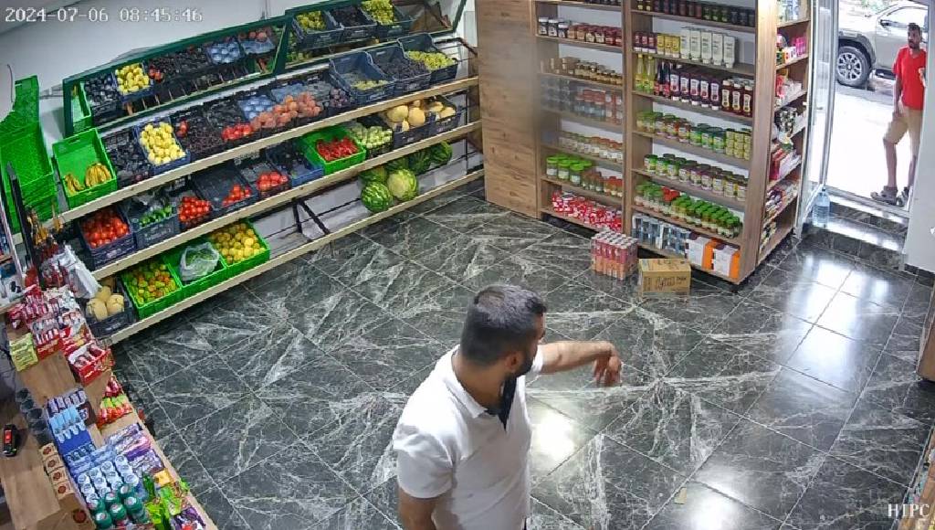 Sosyal medya bu işçiyi konuşuyor! Market kirlenmesin diye ayakkabılarını çıkardı...