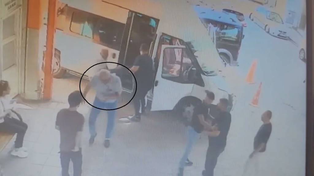 Kan donduran olay: Yolcu, minibüs şoförünün kulağını koparttı...