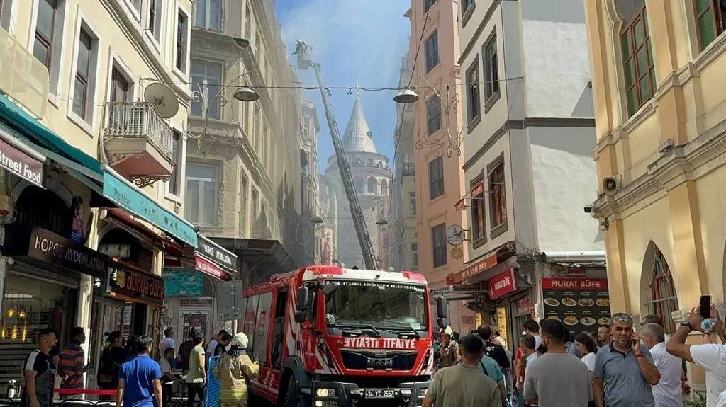 Galata’da yangın paniği!