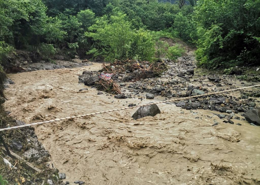 Ordu'da sel sularına kapılan yaşlı kadın can verdi