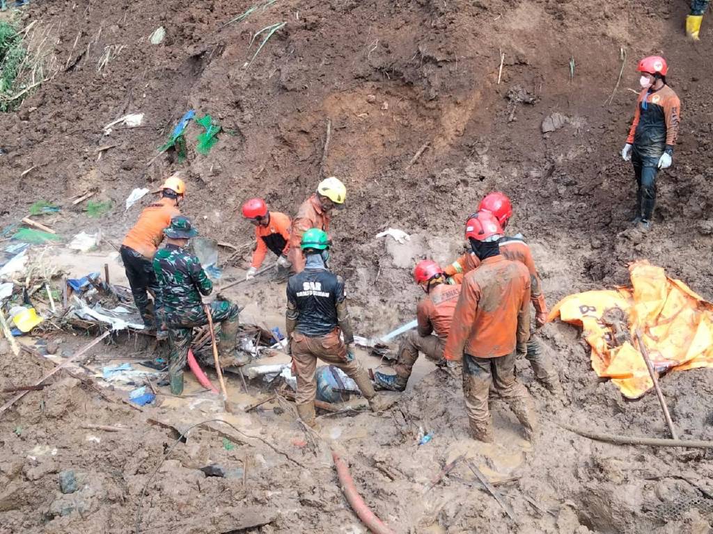 Endonezya'daki altın madeninde toprak kayması: 10 ölü, 40 kayıp