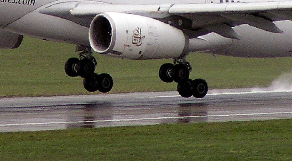 Uçakta korku dolu dakikalar! Pilot bayıldı, uçak acil iniş yaptı...