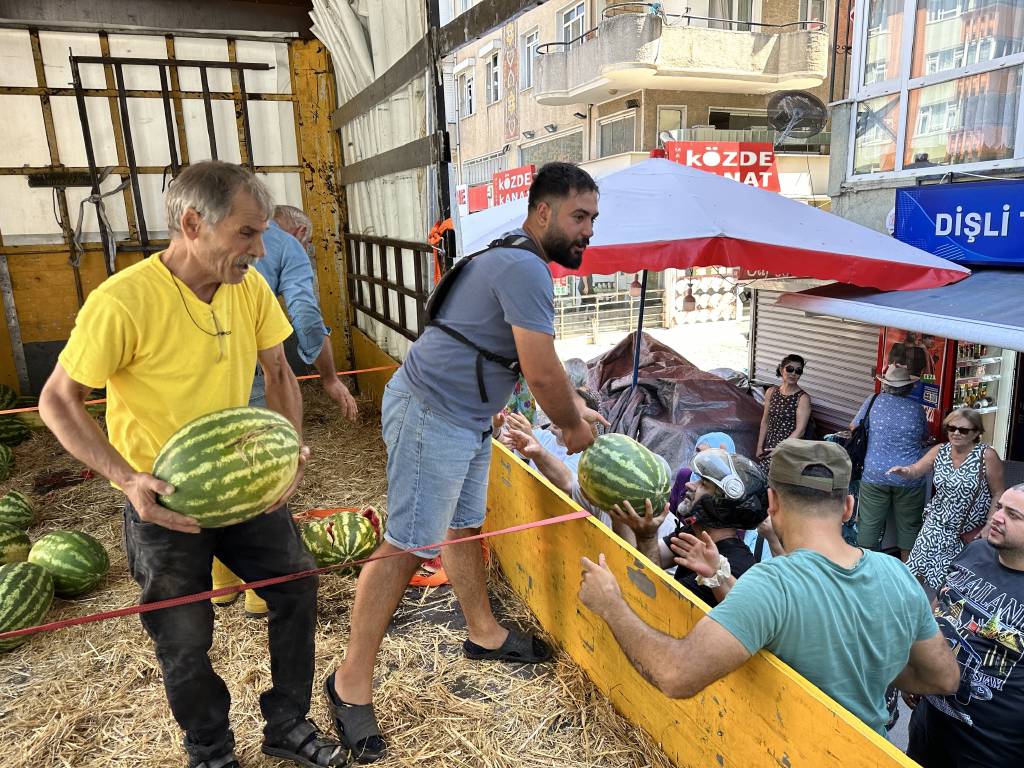 Tam 25 ton kapış kapış gitti! Hayır için hepsini ücretsiz dağıttı...