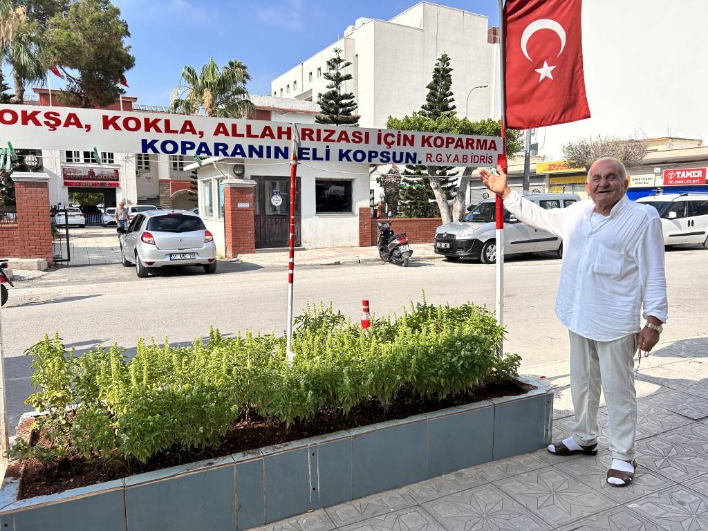 Hataylı berberin gülümseten notu: Okşa, kokla, Allah rızası için koparma...