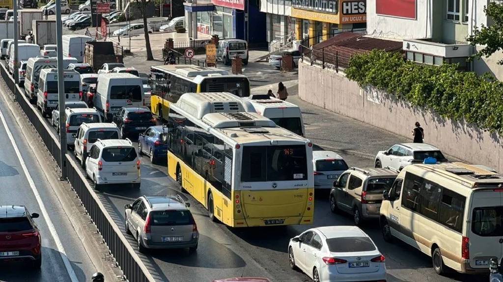 İstanbul'da metrobüs hattındaki çalışma trafiği kilitledi: 45 gün sürecek