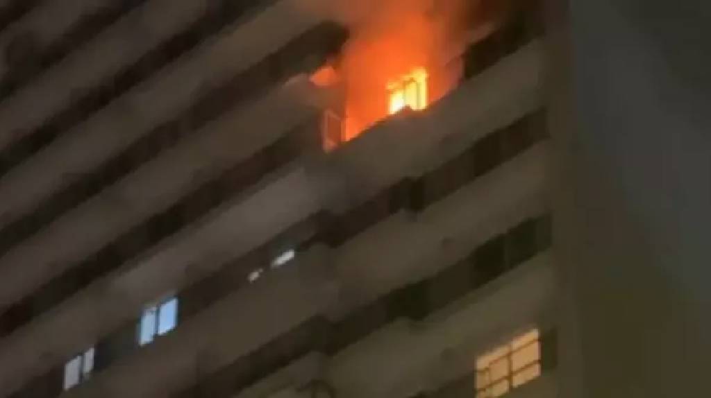 İtfaiye ekipleri teyakkuza geçti! İstanbul'da 38 katlı lüks sitede yangın paniği!