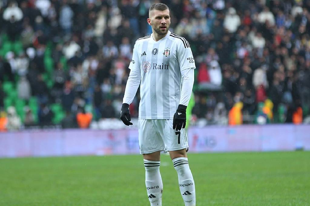  Ante Rebic, Beşiktaş ile yollarını ayırarak İtalya Serie A takımlarından Lecce ile sözleşme imzaladı