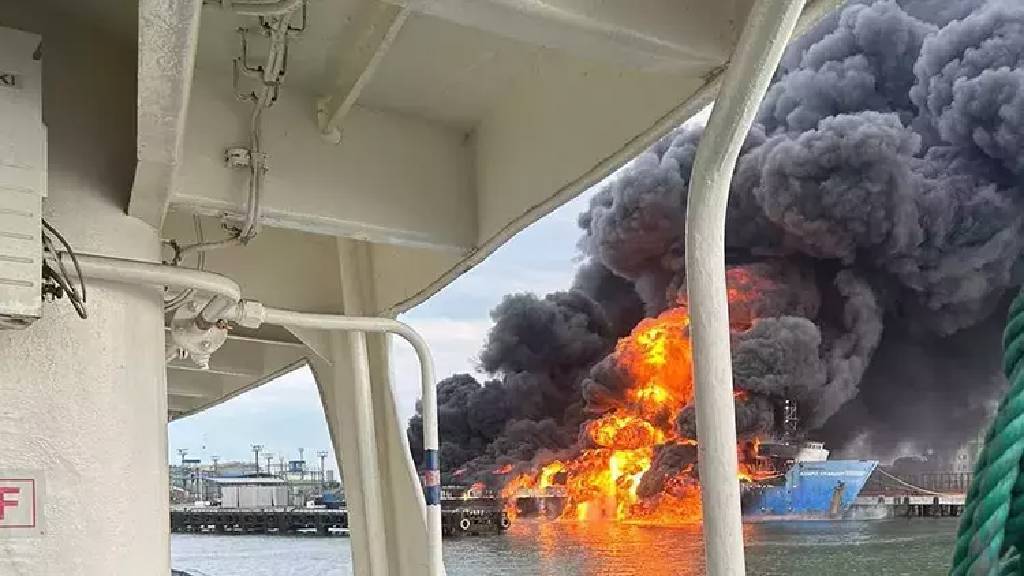 Ukrayna, Rusya'ya ait içi yakıt ve silah dolu feribotu vurdu
