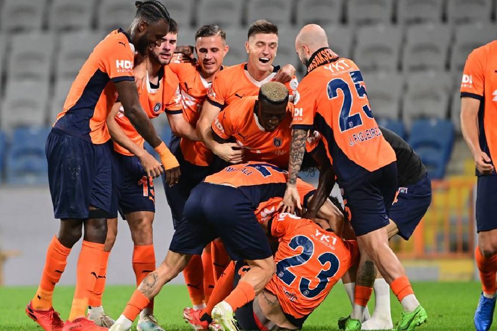UEFA Konferans Ligi'nde play-off turu heyecanı başlıyor... Başakşehir 3 puan için sahada!