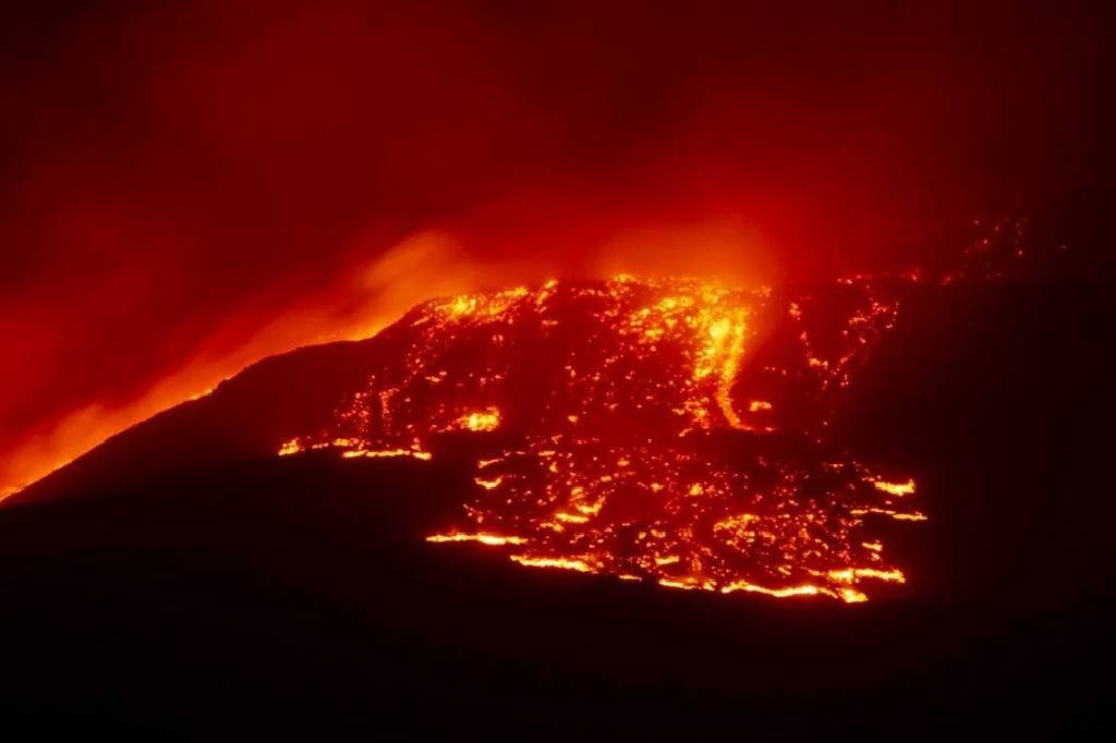Etna Yanardağı'nda büyük bir patlama yaşandı! Yeniden lav ve kül püskürttü...
