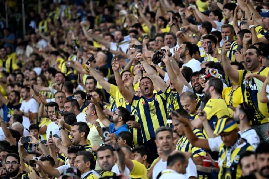 UEFA, Fenerbahçe'ye Lille ile oynanan maçta yaşanan olaylar nedeniyle ceza verdi