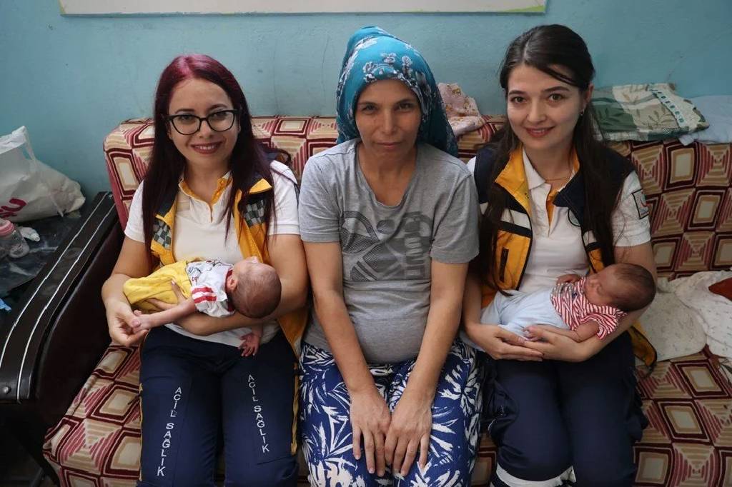 Mersin’de inanılmaz tesadüf: İkizlerini 5 yıl sonra yine aynı şoförün kullandığı ambulansta doğurdu