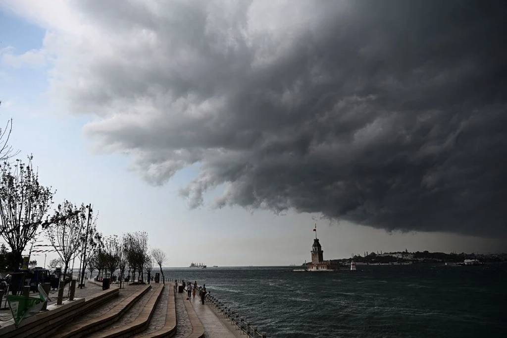 Cumulonimbus bulutları İstanbul’da uçuşları aksattı: Uçaklar havada tur attı
