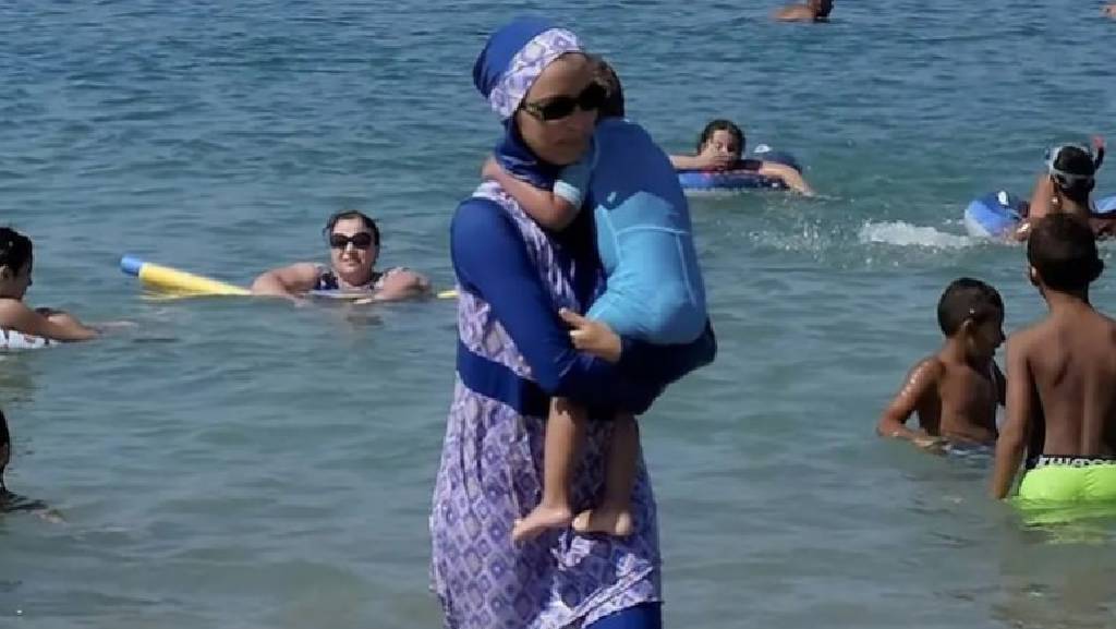 Tesettür mayoya yasak! Laikliğe saygı göstermiyorlar...