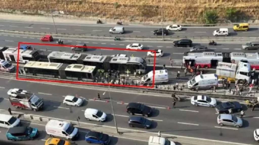 İstanbul'da metrobüsler çarpıştı! 1 ölü, 35 yaralı, kaza kamerada...
