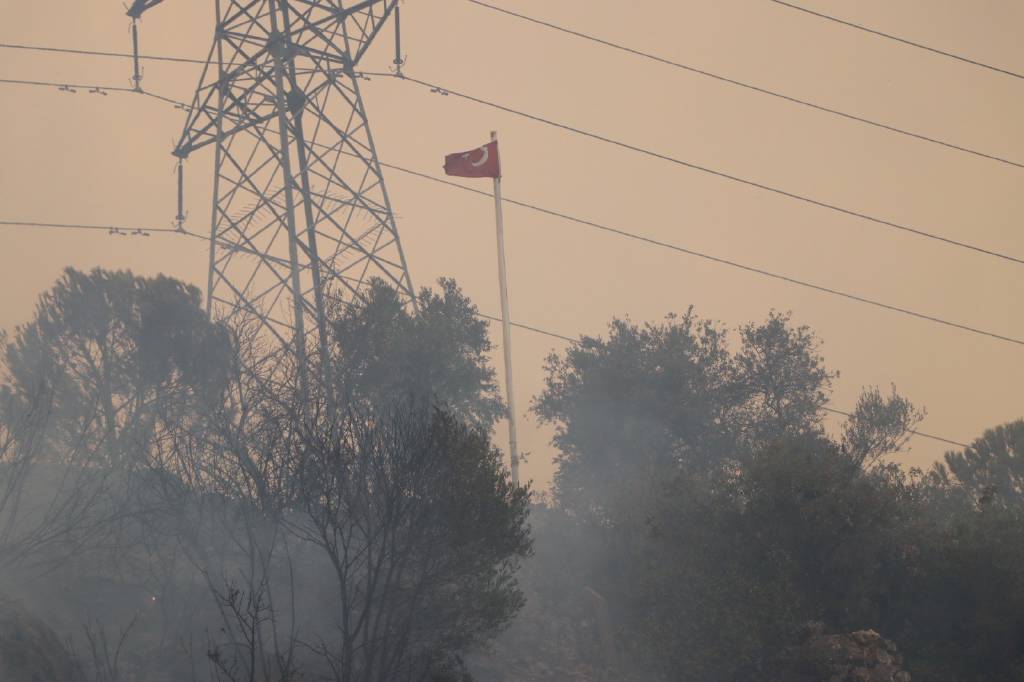 Yangında Türk Bayrağı'nı böyle korudular...