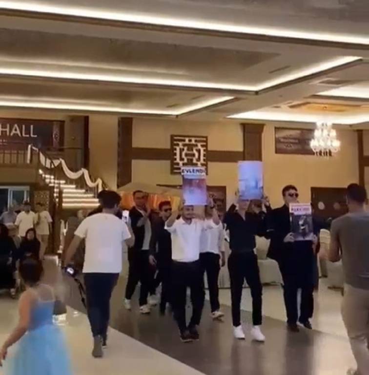 Düğünde şaşkına çeviren anlar! Tabutla salona girdiler...