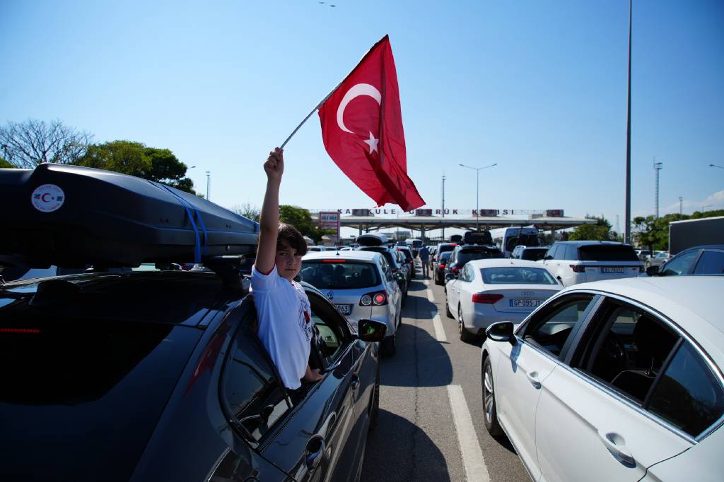 Sınır kapılarında gurbetçi rekoru! 4 milyondan fazla yolcu giriş çıkış yaptı