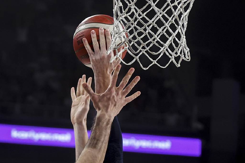 Anadolu Efes ve Fenerbahçe Beko, final kupası için sahaya çıkıyor