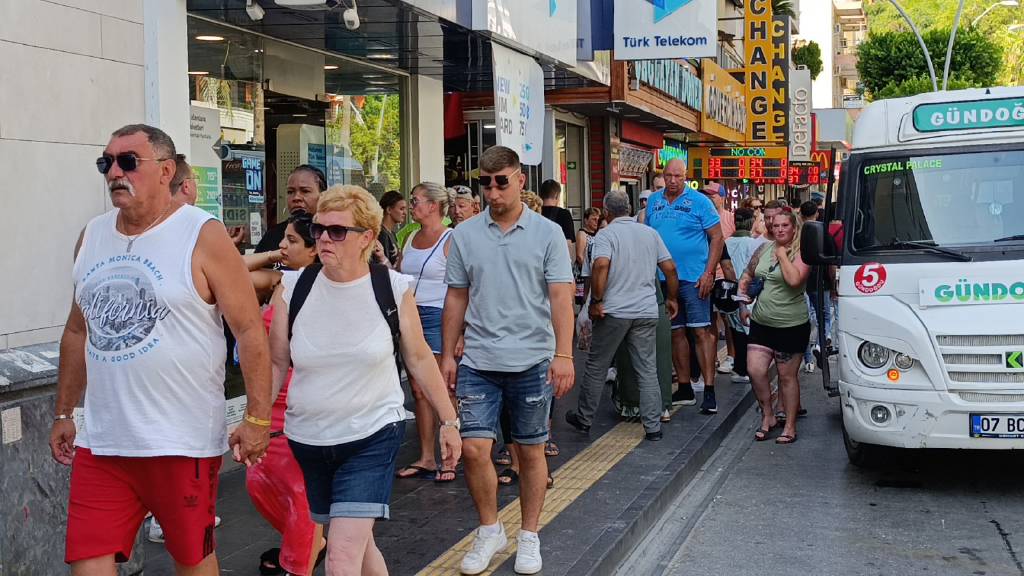 Manavgat’ın en büyük pazarına giden turistler, alışveriş yapmıyor!