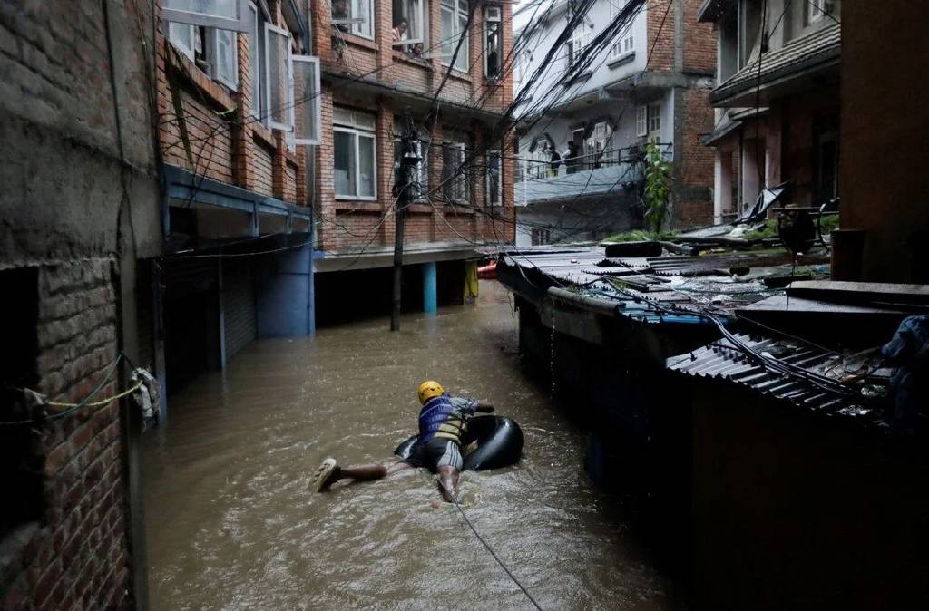 Nepal'de sel felaketi: 148 ölü, onlarca kayıp var!