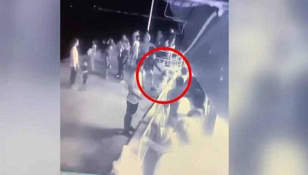 Gemi ile iskele arasına düştü: Küçük kızı babası kurtardı...