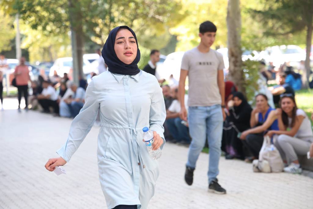 Yine bir KPSS, yine geç kalanlar… Koşuşturmalar işe yaramadı!