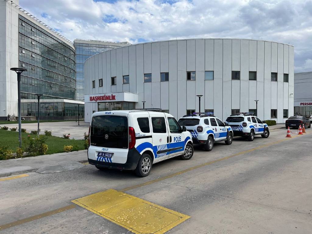 Kayseri'de ilaç yazdırmak isteyen hasta bıçakla başhekimlikte korku saçtı
