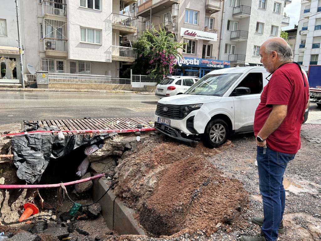 İzmir'de yaz sağanağı : 1 araç çöken yolun içine düştü