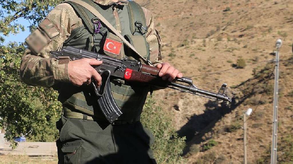 Diyarbakır'da bir asker, silahın ateş almasıyla kazara hayatını kaybetti