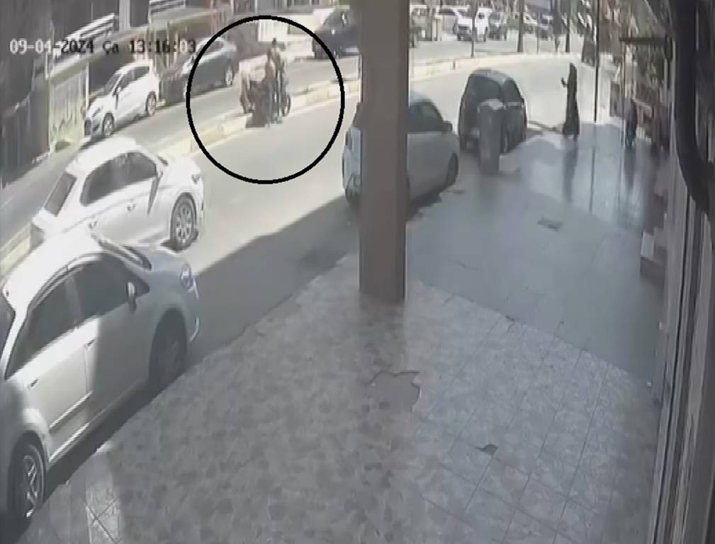 Hatay'da motosikletin çarptığı kadın hiçbir şey olmamış gibi yoluna devam etti