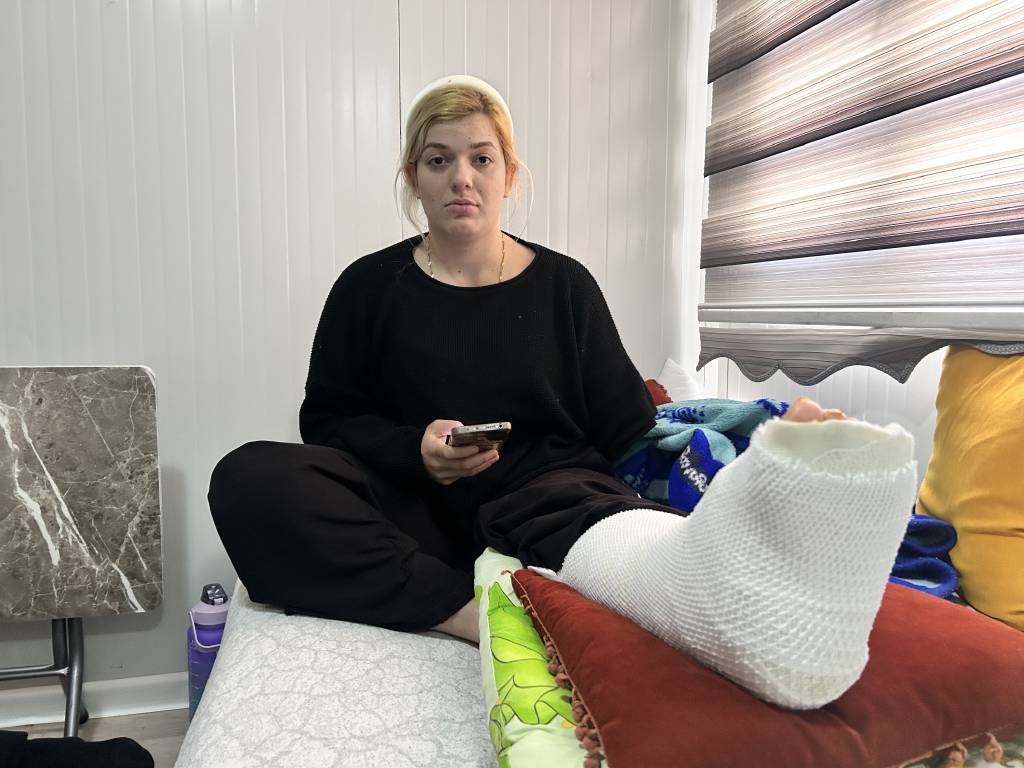 Depremde 2 kızını ve sol kolunu kaybeden annenin yeni yılda tek bir dileği var...