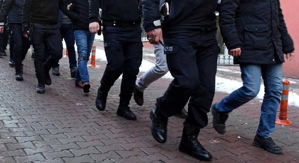 İstanbul'da terör örgütü FETÖ'nün hücre evlerine baskın: 4 gözaltı