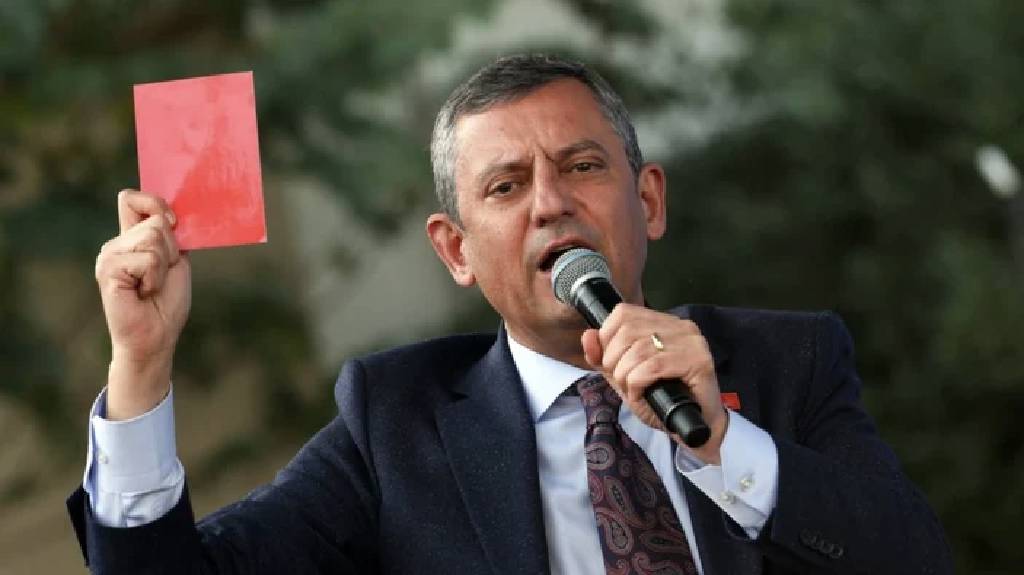 CHP Genel Başkanı Özgür Özel, İzmir’de cuma namazı saatinde 'kırmızı kart' gösterdi