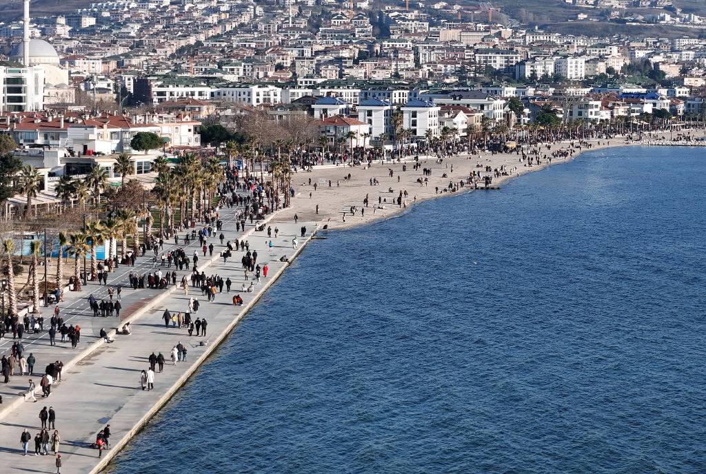 İstanbullular yılın ilk günü sahillere akın etti...