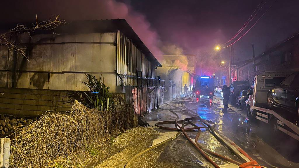 Bursa'da alevlere teslim olan oto galeride 10 araç küle döndü