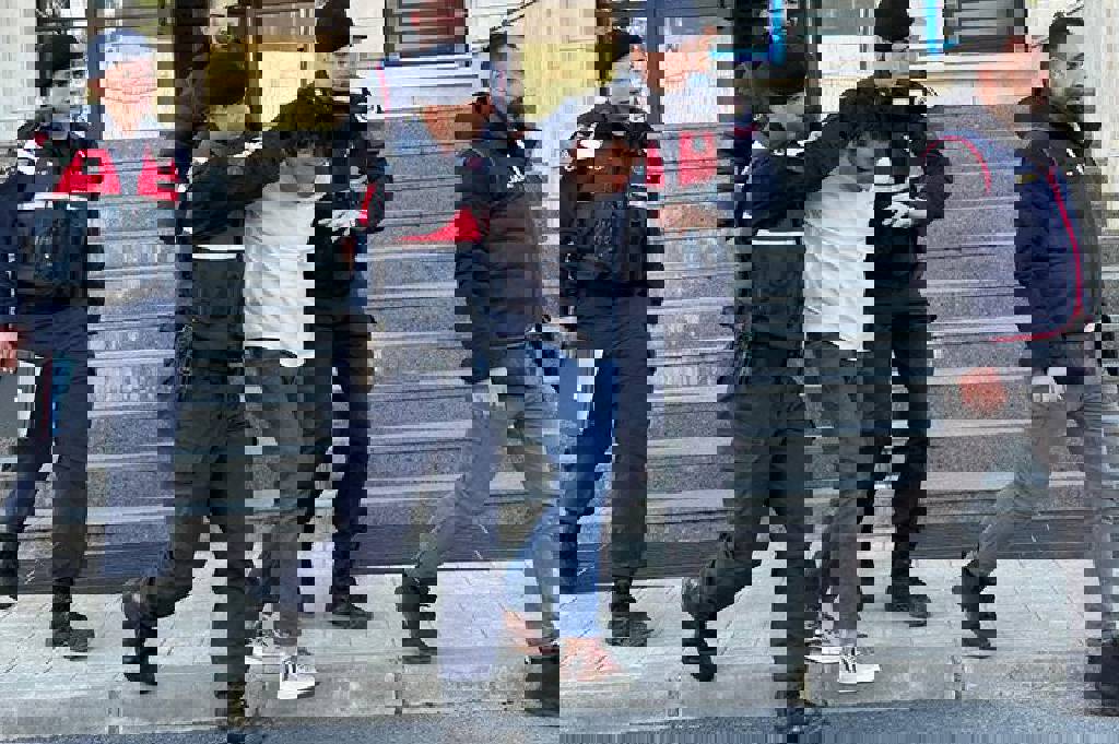 90 suçtan kaydı varmış! Silivri’de jandarma aracını çalan şüpheli yakalandı…