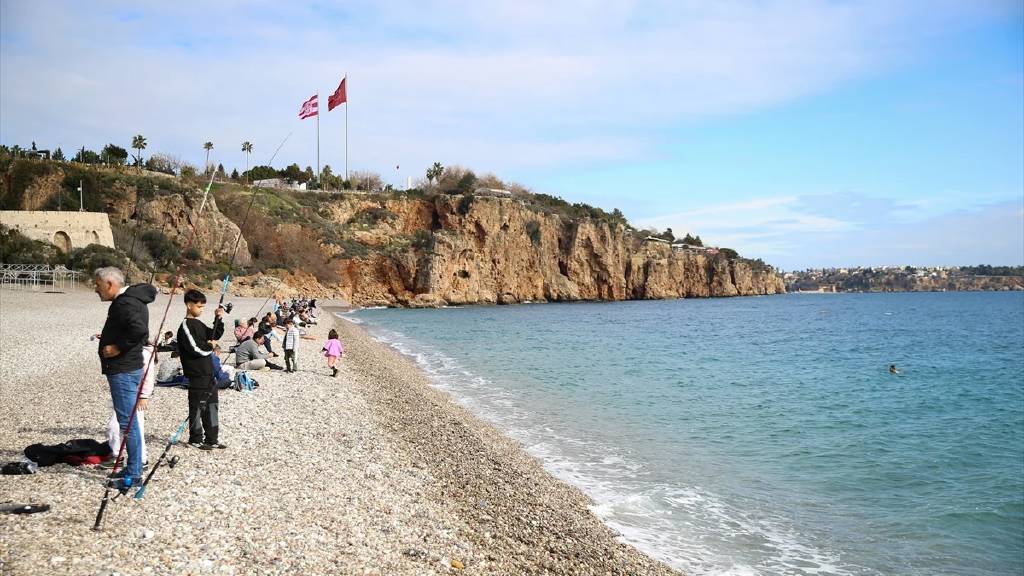 Antalya sahilleri yeni yılın ilk haftasında doldu taştı...