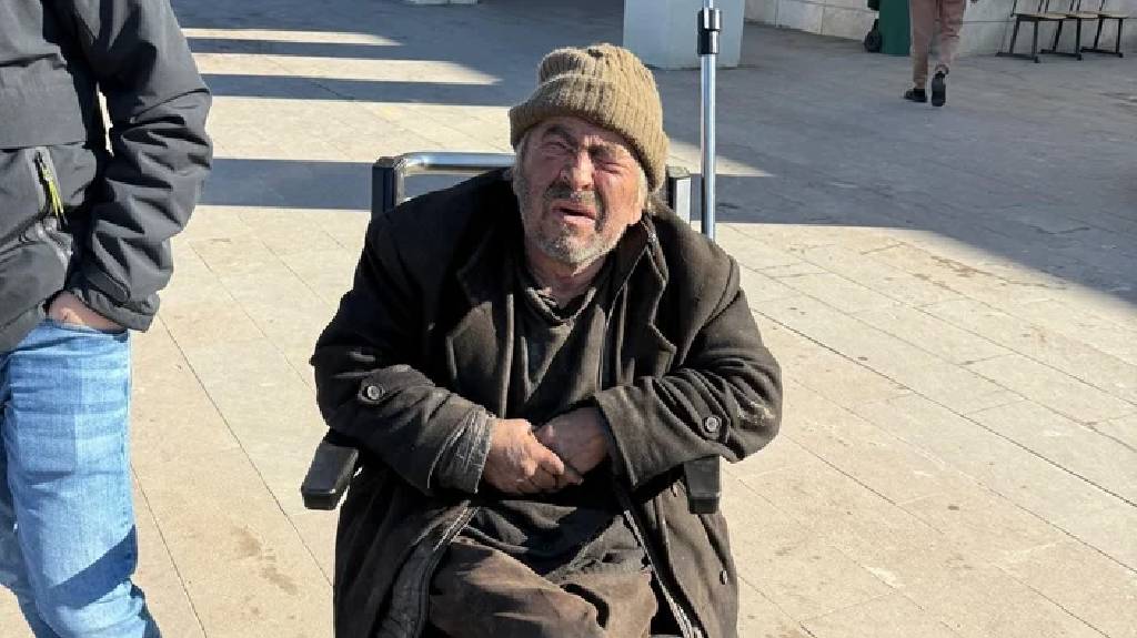 Günlerce kedi cesediyle yaşadı! Isparta'da çöp evden kurtarılan yaşlı adam bakım evine yerleştirildi...