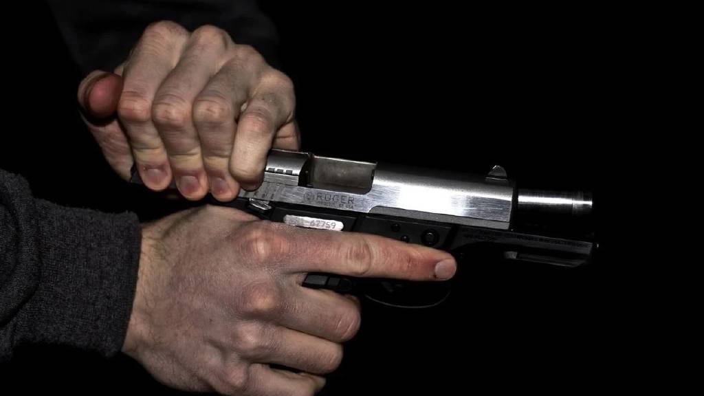 Adapazarı’nda borcunu alamadığını iddia eden şahıs, mesai arkadaşını vurdu