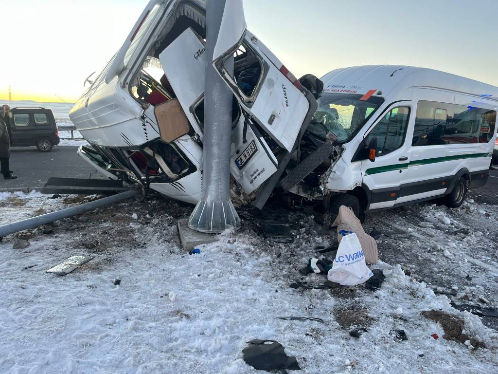 Kars’ta iki minibüs çarpıştı: 13 yaralı
