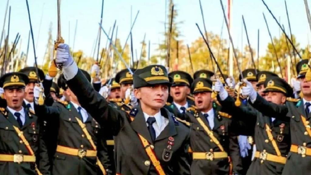 Kılıçlı yemin soruşturması! MSB: 5 teğmen Türk Silahlı Kuvvetleri'nden ihraç edildi