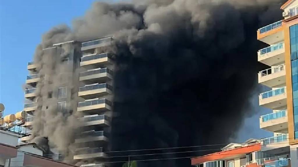 Alanya’da otel inşaatındaki yangın, kontrol altına alındı