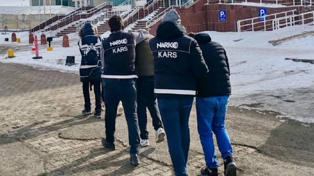 Kars'ta şoke eden operasyon! Kuryelerin makatından 59 parça uyuşturucu çıktı...
