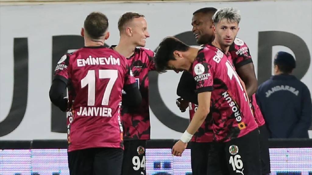  Alanyaspor, sahasında ağırladığı Konyaspor’u 2-1’lik skorla mağlup etti