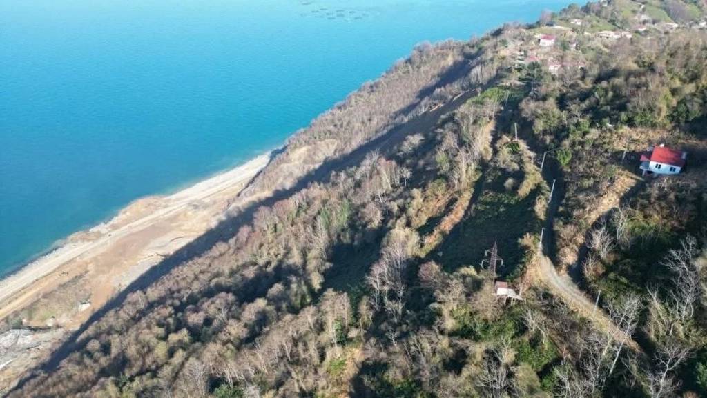 Artvin'de uçurumun ucundaki köy! Kaymalar devam ediyor, evler tehlike altında...