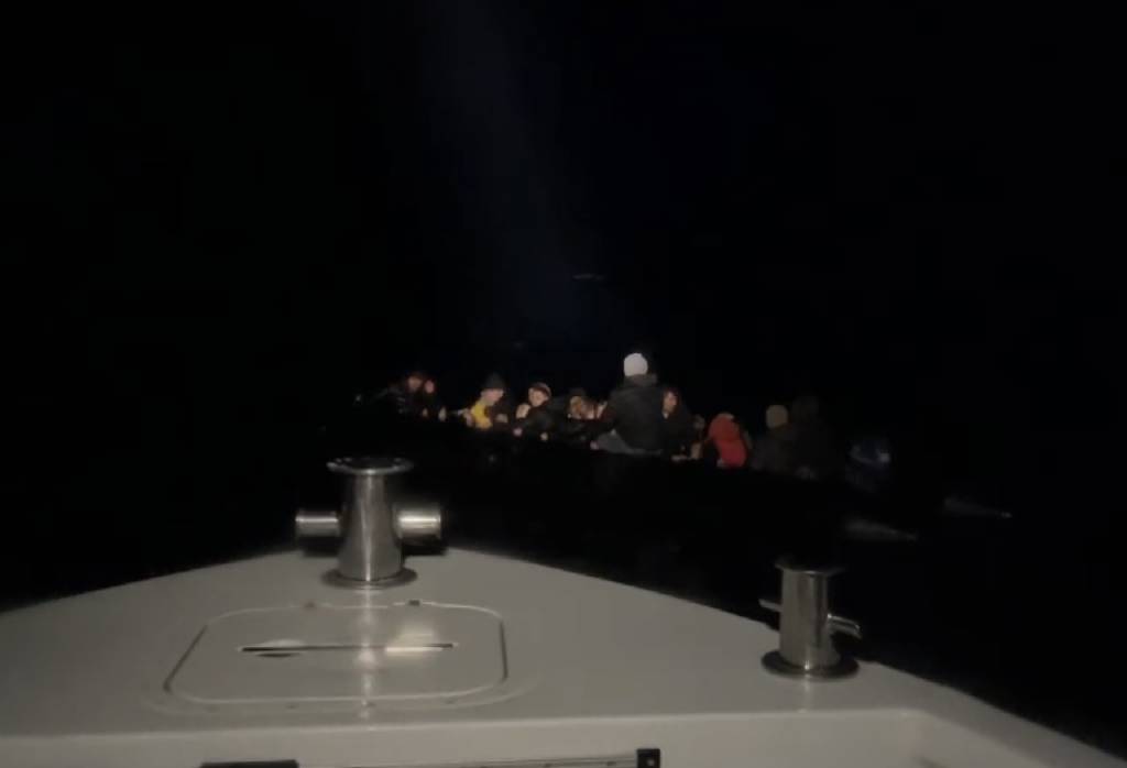 Çanakkale açıklarında 13'ü çocuk 26 düzensiz göçmen kurtarıldı