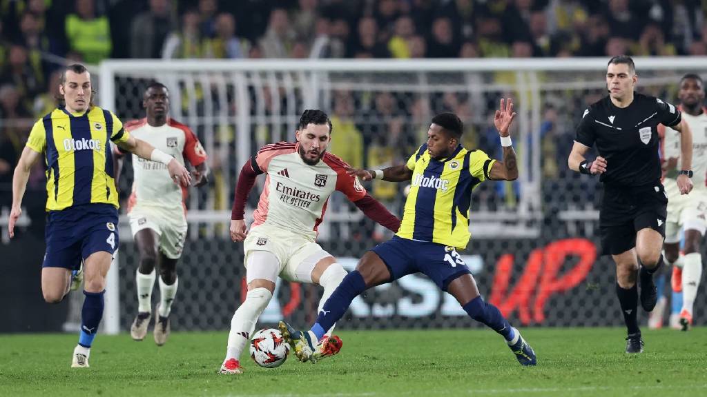 Fenerbahçe, kendi evinde Lyon'la 0-0 berabere kaldı